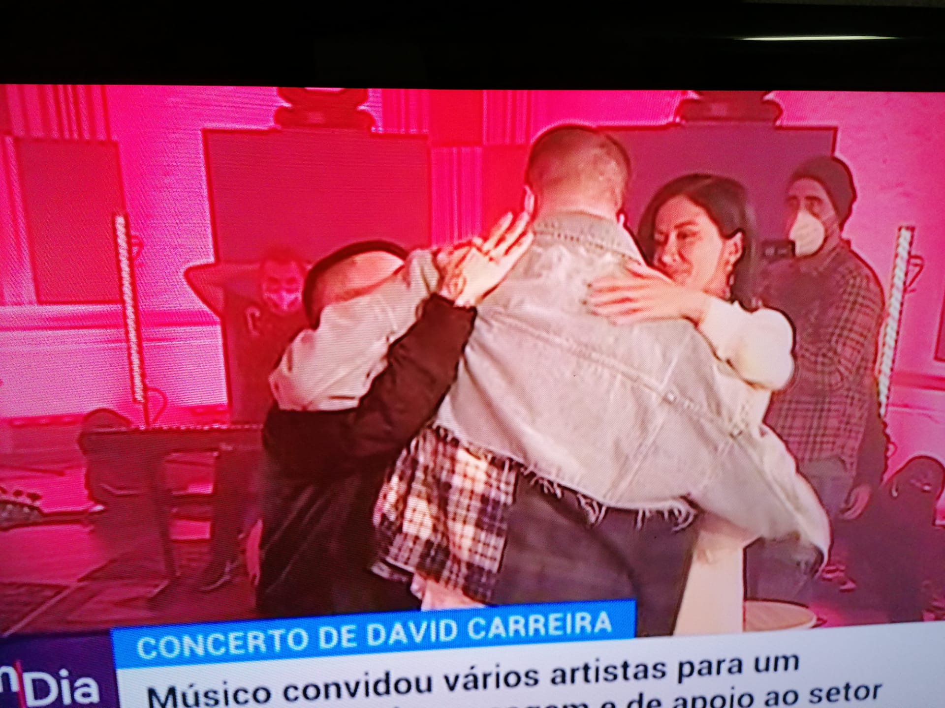 David Carreira é abraço em palco por Ana Moura e Diogo Piçarra