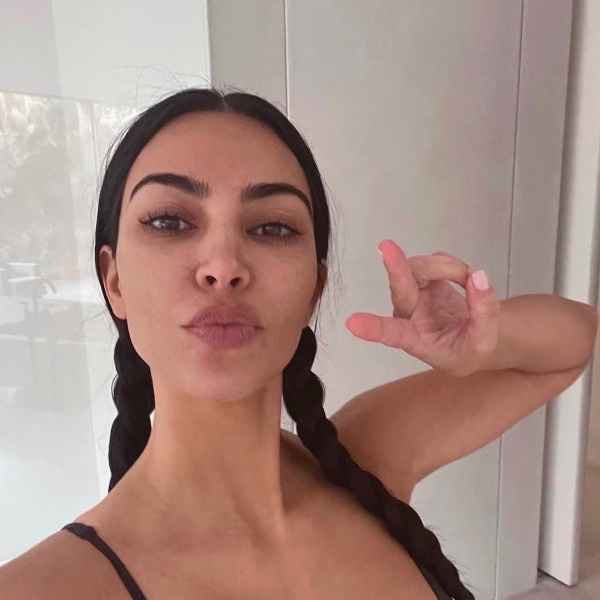 Kim Kardashian mostra rabo em fio dental e fãs atiram: “O photoshop é evidente”