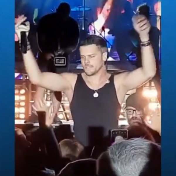Mickael Carreira perde pulseira a meio de concerto e momento é captado em vídeo