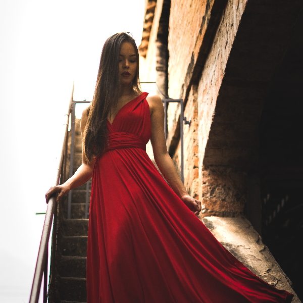 Descubra o motivo para nunca se vestir de vermelho num casamento
