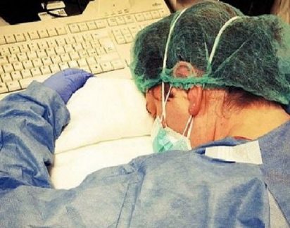 Enfermeira italiana de foto que correu mundo esteve infetada com Covid-19: «Estava com muito medo»