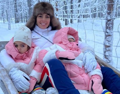 Georgina Rodríguez diverte-se com filhos na neve e exibe look de 2334 euros