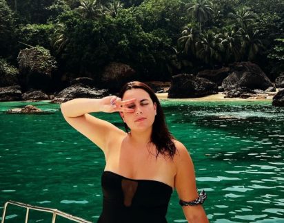 De biquíni, Ana Guiomar esbanja sensualidade nas férias: “Queremos pessoas reais”