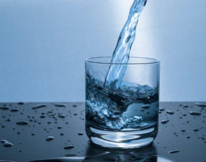 Sabia que pode ser prejudicial ter um copo de água na mesa de cabeceira? Eis a razão