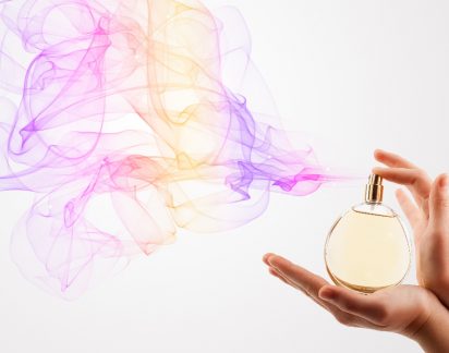 Estes são os truques para fazer durar mais o seu perfume